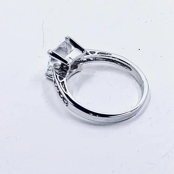 Lia Sophia Silver Tone Ring W/ Cubic Zirconia Gemstones Size 8 & Gift Box - Picture 3 of 4